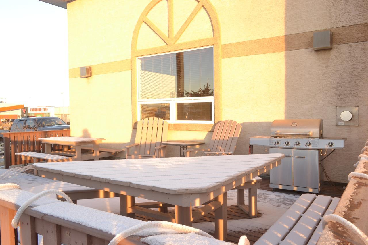 Aurora Park Inn & Suites Dawson Creek Exterior photo